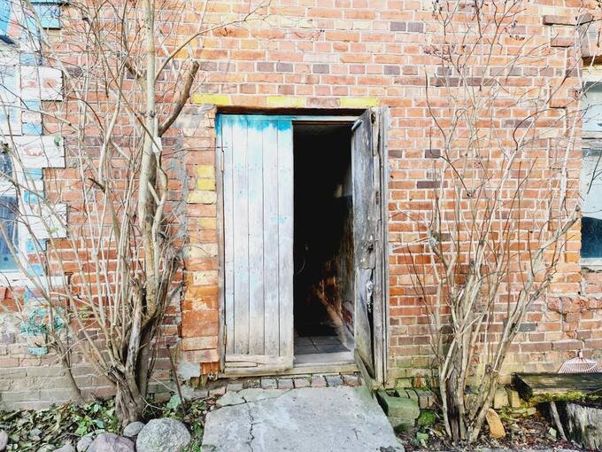 Buvusio Daniūnų dvaro malūno durys. Tomos Mikalajūnaitės nuotrauka, 2020