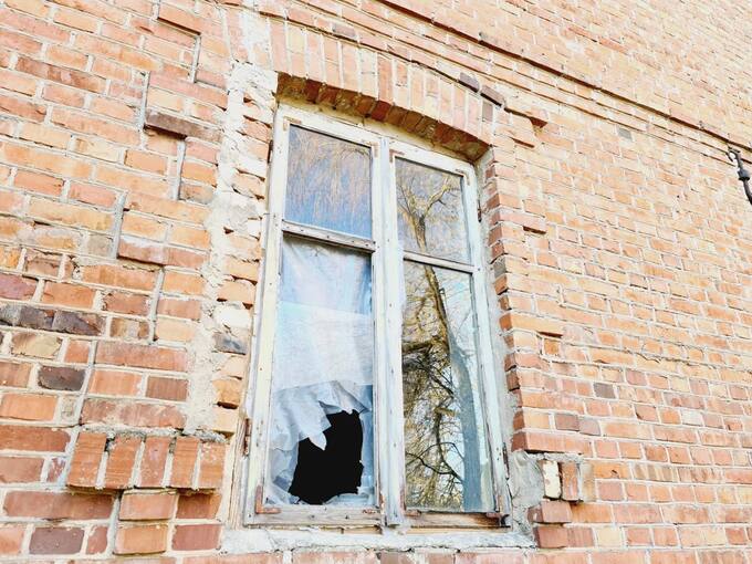 Buvusio Daniūnų dvaro malūno langas. Tomos Mikalajūnaitės nuotrauka, 2020