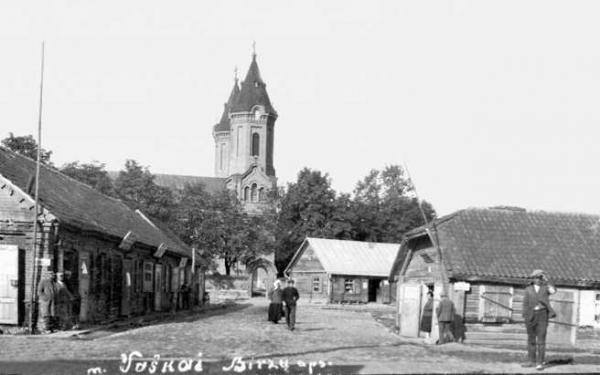 Bažnyčia. Vaizdas iš rytų pusės (nuo Vilniaus gatvės). Apie 1930 m. nuotrauka iš autoriaus, Algimanto Miškinio, rinkinio