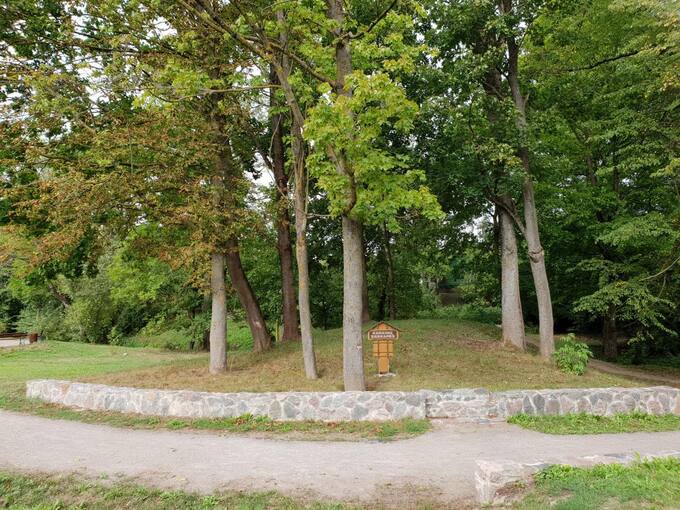 Karaimų senkapės Pasvalio Svalios parke, prie Svalios upelio. Tomos Mikalajūnaitės nuotrauka, 2019