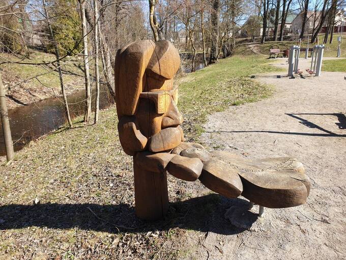 Skulptūra poeto Vlado Braziūno draugiškas šaržas Svalios parkelyje „Pasvalio Šveicarijoje“. Tomos Mikalajūnaitės nuotrauka, 2019