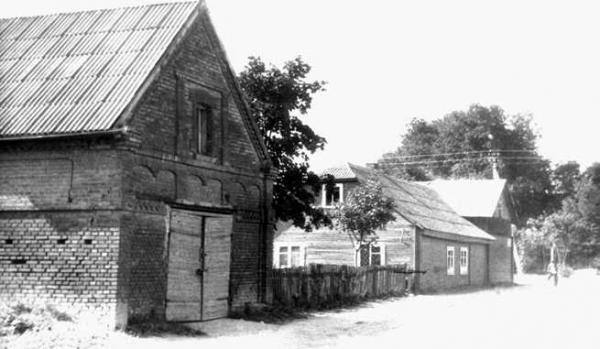 Vaškų miestelio pagrindinės gatvės vaizdas. 1979 m. autoriaus, Algimanto Miškinio, nuotrauka 