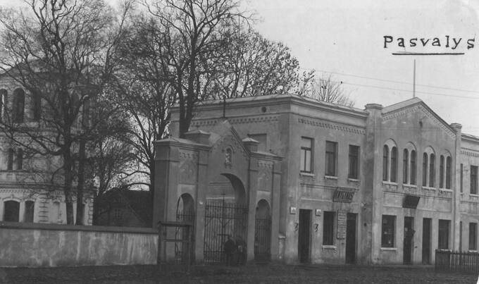 Klebonija – vartai į šventorių. Apie 1930 m. Nuotrauka iš Pasvalio Mariaus Katiliškio viešosios bibliotekos Rankraštyno fondų.
