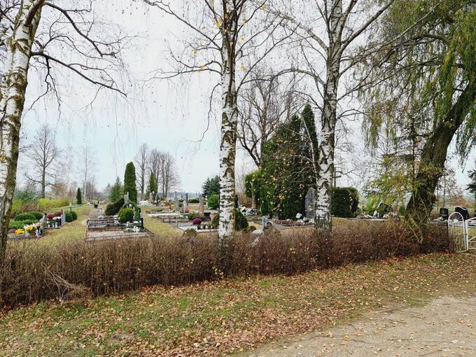 Ant Saudogalos piliakalnio yra veikiančios kapinės. Tomos Mikalajūnaitės nuotrauka, 2020