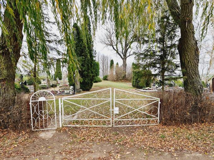 Ant Saudogalos piliakalnio yra veikiančios kapinės. Tomos Mikalajūnaitės nuotrauka, 2020