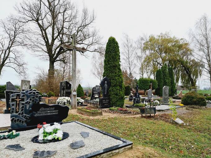 Ant Saudogalos piliakalnio yra veikiančios kapinės. Tomos Mikalajūnaitės nuotrauka, 2020