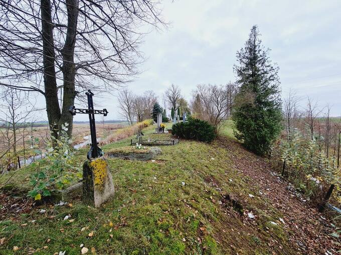 Ant Saudogalos piliakalnio yra veikiančios kapinės. Tomos Mikalajūnaitės nuotrauka, 2020