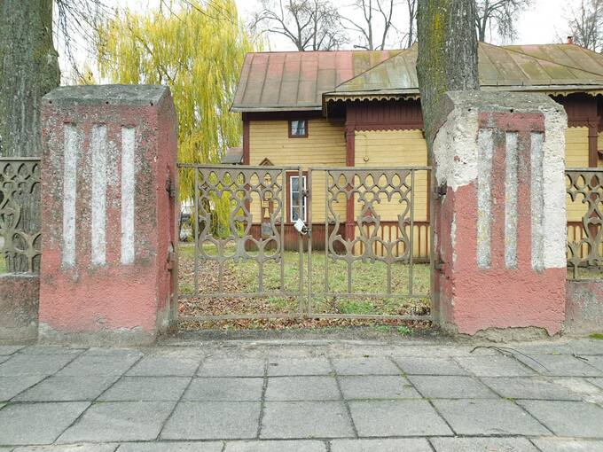 Pasvalio Dievo Motinos Globėjos cerkvės tvoros fragmentas. Tomos Mikalajūnaitės nuotrauka, 2019