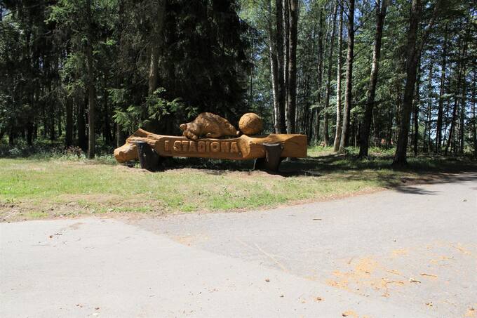 Vlado Šleivio ir Kęstučio Urbaičio išskaptuota rodyklė „Į stadioną“. Aidos Leimontaitės nuotrauka, 2019.