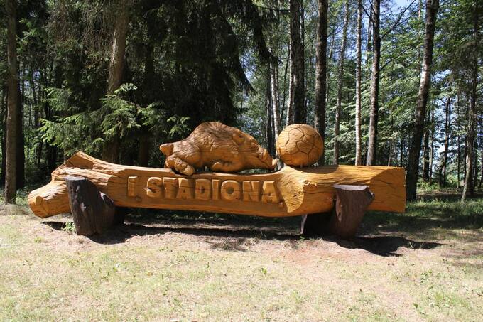 Vlado Šleivio ir Kęstučio Urbaičio išskaptuota rodyklė „Į stadioną“. Aidos Leimontaitės nuotrauka, 2019.