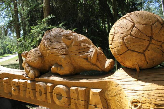 Vlado Šleivio ir Kęstučio Urbaičio išskaptuota rodyklė „Į stadioną“. Aidos Leimontaitės nuotrauka, 2019.