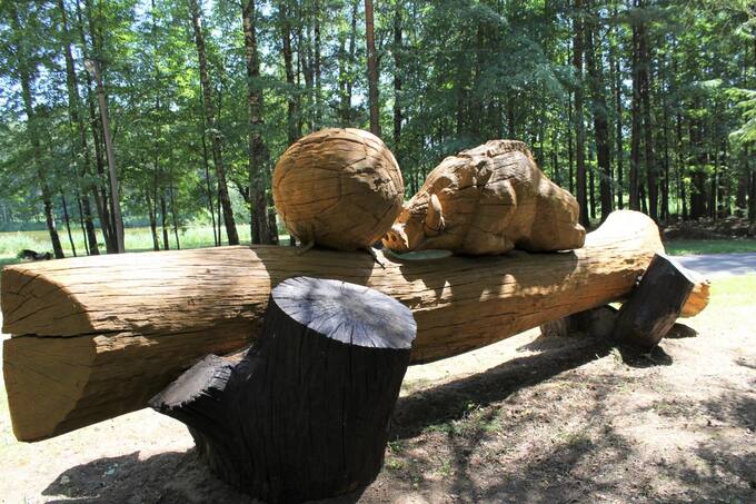 Vlado Šleivio ir Kęstučio Urbaičio išskaptuota rodyklė „Į stadioną“. Aidos Leimontaitės nuotrauka, 2019.