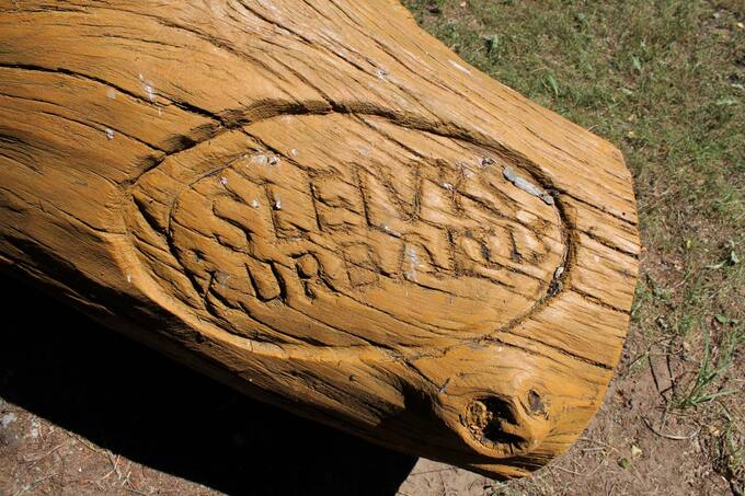 Vlado Šleivio ir Kęstučio Urbaičio išskaptuotos rodyklės „Į stadioną“ fragmentas. Aidos Leimontaitės nuotrauka, 2019.