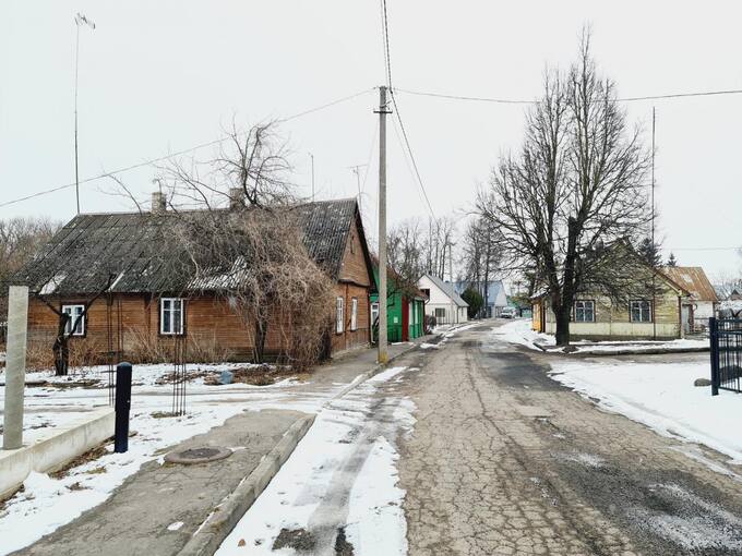 Palėvenės gatvė Pasvalyje. Tolumoje matosi buvusi žydų pirtis. Tomos Mikalajūnaitės nuotrauka, 2021