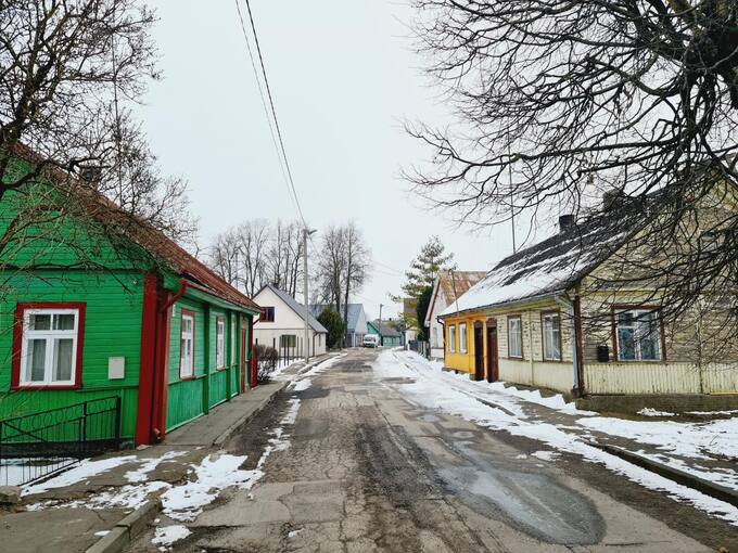 Palėvenės gatvė Pasvalyje. Tolumoje matosi buvusi žydų pirtis. Tomos Mikalajūnaitės nuotrauka, 2021
