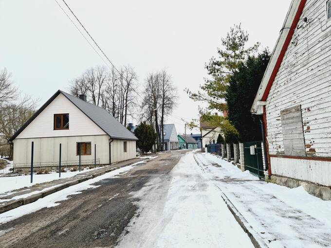 Palėvenės gatvė Pasvalyje. Tolumoje matosi buvusi žydų pirtis. Tomos Mikalajūnaitės nuotrauka, 2021