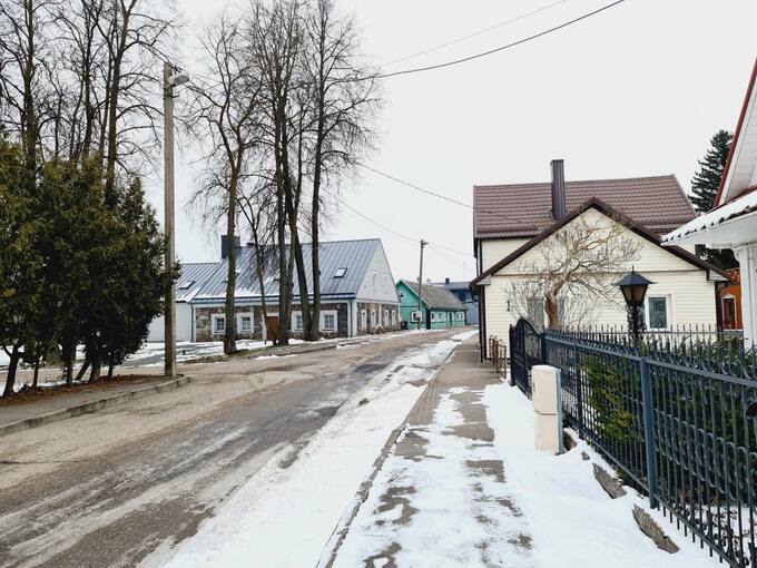 Palėvenės gatvė Pasvalyje. Kairėje matosi buvusi žydų pirtis. Tomos Mikalajūnaitės nuotrauka, 2021