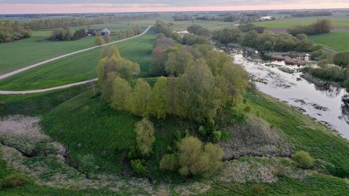 Migonių (Šimonių) piliakalnis iš paukščio skrydžio. Dainiaus Vareikos nuotrauka, 2020