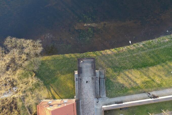 Interaktyvios skulptūros „Senojo tilto muzikantas Antanėlis“ vaizdas iš paukščio skrydžio. Dainiaus Vareikos nuotrauka, 2020