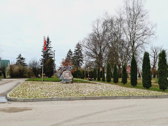 Paminklinis akmuo Saločių miestelio įkūrimo 500 metų sukakčiai. Tomos Mikalajūnaitės nuotrauka, 2020