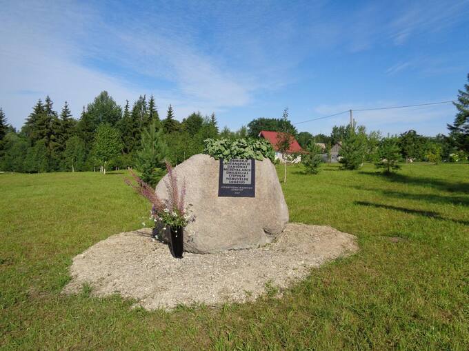 Paminklinis akmuo išnykusiems kaimams Grūžių kaime, Vaškų seniūnijoje. Danutės Ratinskienės nuotrauka, 2017