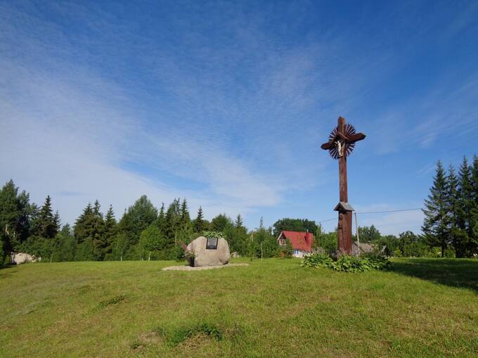 Paminklinis akmuo išnykusiems kaimams Grūžių kaime, Vaškų seniūnijoje. Danutės Ratinskienės nuotrauka, 2017