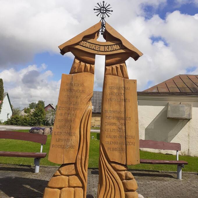Koplytstulpis išnykusiems kaimams Vaškų miestelyje, Vaškų seniūnijoje. Aldonos Oniūnienės nuotrauka, 2021