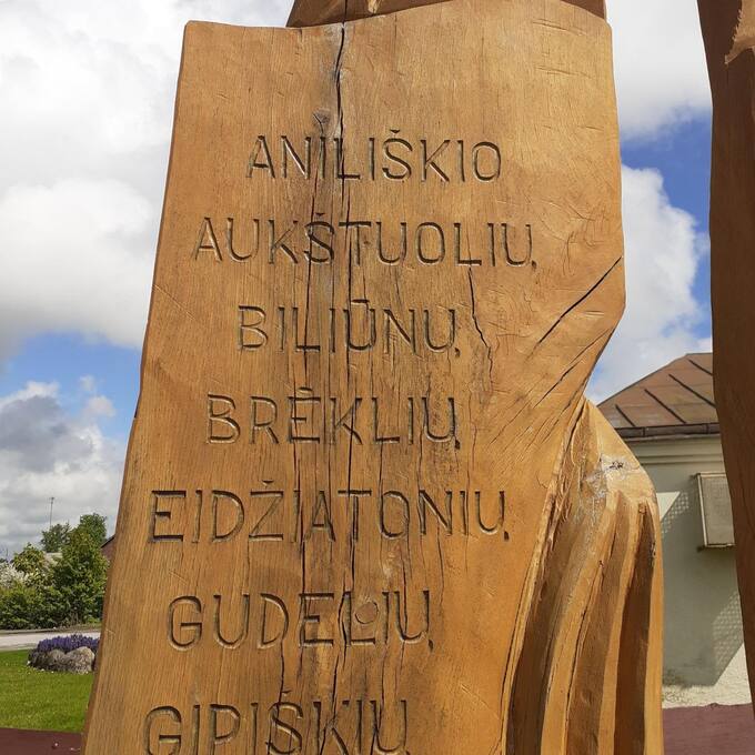 Koplytstulpio išnykusiems kaimams Vaškų miestelyje, Vaškų seniūnijoje fragmentas. Aldonos Oniūnienės nuotrauka, 2021