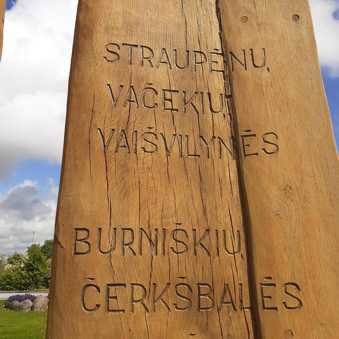 Koplytstulpio išnykusiems kaimams Vaškų miestelyje, Vaškų seniūnijoje fragmentas. Aldonos Oniūnienės nuotrauka, 2021