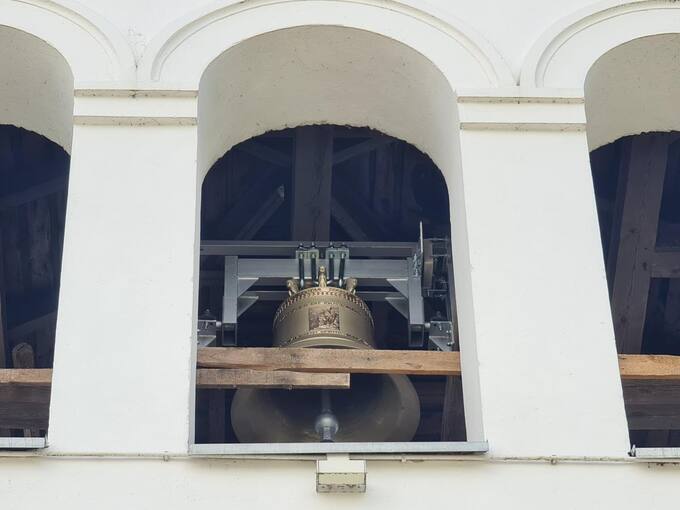 Pasvalio bažnyčios naujasis varpas – Šv. Jonas Krikštytojas (nulietas Lenkijoje, sveria 500 kg). Jį parapijos tikintiesiems dovanojo kraštiečių Morkūnų šeima. Į varpinę įkeltas 2021 m. birželio 9 d. Tomos Mikalajūnaitės nuotrauka, 2021