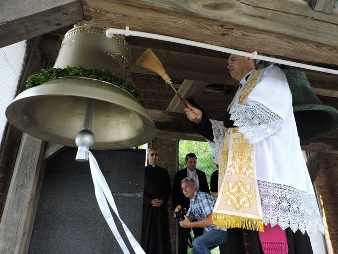 Naująjį varpą 2021 m. birželio 27 d. šventina Panevėžio vyskupas Linas Vodopjanovas. Nuotrauka iš Pasvalio krašto muziejaus fondų, 2021