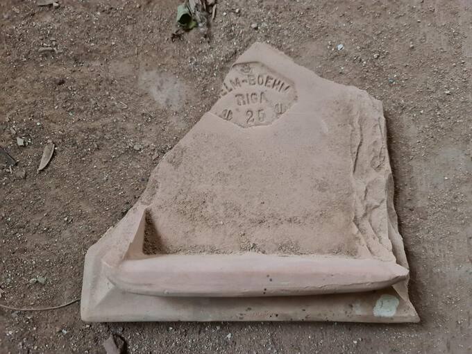 Moliūnų dvaro rūmų buvusios krosnies likučiai. Tomos Mikalajūnaitės nuotrauka, 2021