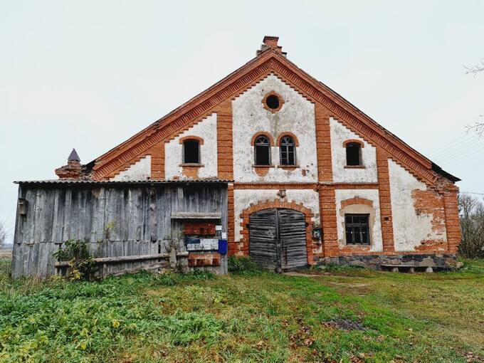 Moliūnų dvaro tvarto fasadas – mūrininkų meno kūrinys. Tomos Mikalajūnaitės nuotrauka, 2021