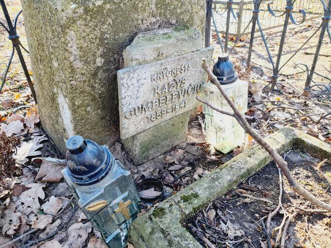 Knygnešio Kazio Gumbelevičiaus antkapinio paminklo fragmentas. Tomos Mikalajūnaitės nuotrauka, 2021