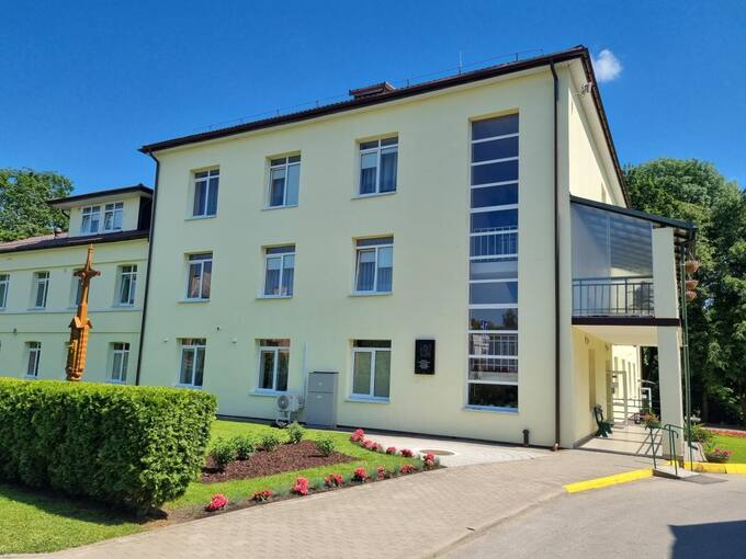 Atminimo lenta, skirta gydytojui, Pasvalio miesto Garbės piliečiui Juozui Kiaušui Pasvalyje. Tomos Mikalajūnaitės nuotrauka, 2022