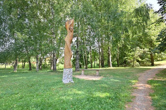 Skulptūra poetui Bernardui Brazdžioniui Pasvalyje. Dainiaus Vareikos nuotrauka, 2022