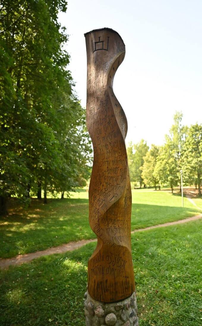 Skulptūra poetui Bernardui Brazdžioniui Pasvalyje. Dainiaus Vareikos nuotrauka, 2022