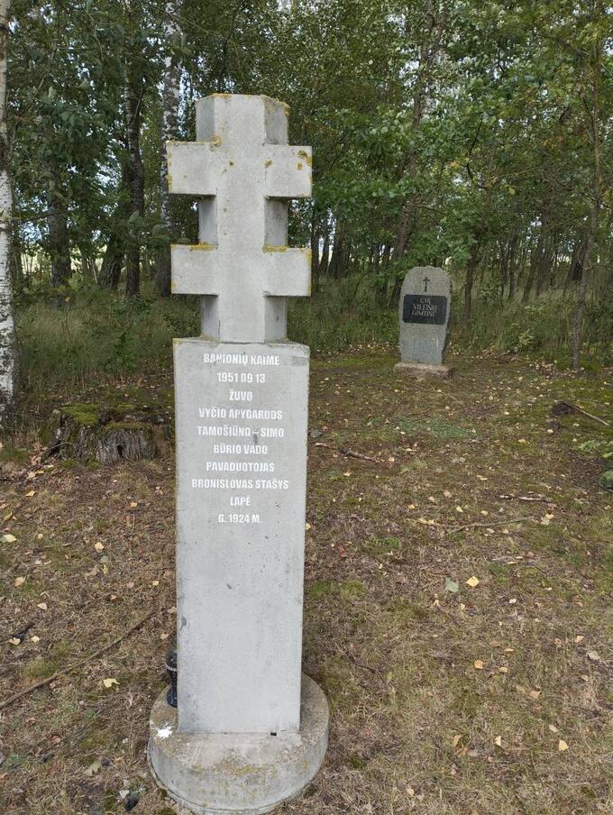 Paminklas partizanui Bronislovui Stašiui-Lapei Banionių kaime. Onos Urbonavičiūtės nuotrauka, 2025