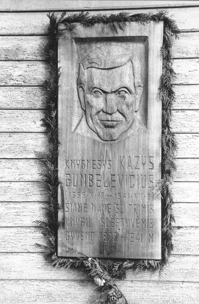 Memorialinė lenta su knygnešio Kazio Gumbelevičiaus bareljefu. Vido Dulkės nuotrauka