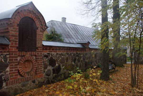 Vaškų Šv. Juozapo bažnyčios tvoros fragmentas. Almanto Laužadžio nuotrauka, 2008 [interaktyvus]. Prieiga per internetą: https://www.miestai.net/forumas/forum/bendrosios-diskusijos/miestai-ir-architekt%C5%ABra/sakralin%C4%97-architekt%C5%ABra/7514-%E2%80%A0-pasvalio-r-ba%C5%BEny%C4%8Dios?t=7269