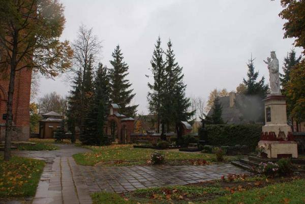 Vaškų Šv. Juozapo bažnyčios šventorius. Almanto Laužadžio nuotrauka, 2008 [interaktyvus]. Prieiga per internetą: https://www.miestai.net/forumas/forum/bendrosios-diskusijos/miestai-ir-architekt%C5%ABra/sakralin%C4%97-architekt%C5%ABra/7514-%E2%80%A0-pasvalio-r-ba%C5%BEny%C4%8Dios?t=7269