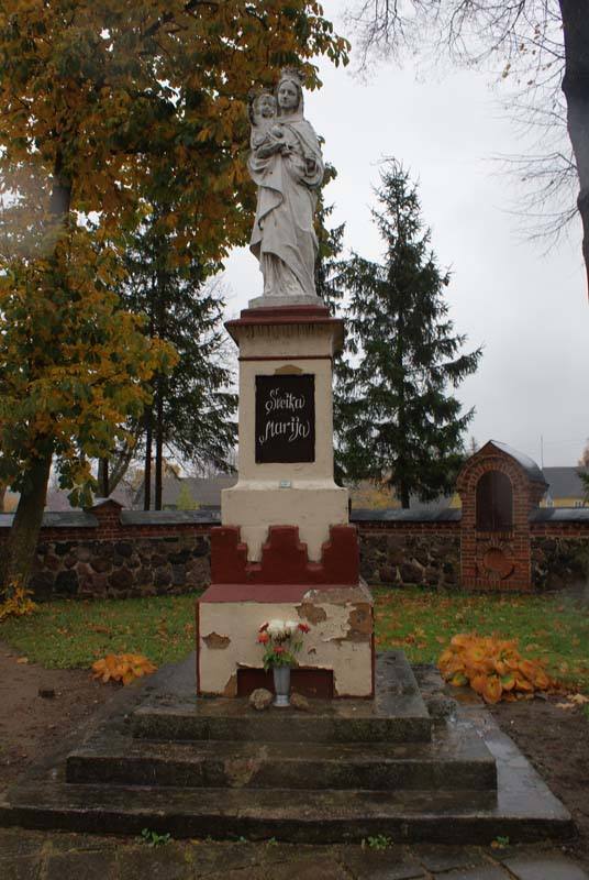 Vaškų Šv. Juozapo bažnyčios šventoriuje stovinti Švč. Mergelės Marijos skulptūra. Almanto Laužadžio nuotrauka, 2008 [interaktyvus]. Prieiga per internetą: https://www.miestai.net/forumas/forum/bendrosios-diskusijos/miestai-ir-architekt%C5%ABra/sakralin%C4%97-architekt%C5%ABra/7514-%E2%80%A0-pasvalio-r-ba%C5%BEny%C4%8Dios?t=7269