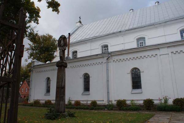 Pasvalio Šv. Jono Krikštytojo bažnyčia. Almanto Laužadžio nuotrauka, 2008 [interaktyvus]. Prieiga per internetą: https://www.miestai.net/forumas/forum/bendrosios-diskusijos/miestai-ir-architekt%C5%ABra/sakralin%C4%97-architekt%C5%ABra/7514-%E2%80%A0-pasvalio-r-ba%C5%BEny%C4%8Dios?t=7269%3E