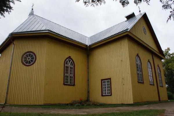 Pušaloto Šv. apaštalų Petro ir Povilo bažnyčia. Almanto Laužadžio nuotrauka, 2011 [interaktyvus]. Prieiga per internetą: https://www.miestai.net/forumas/forum/bendrosios-diskusijos/miestai-ir-architekt%C5%ABra/sakralin%C4%97-architekt%C5%ABra/7514-%E2%80%A0-pasvalio-r-ba%C5%BEny%C4%8Dios/page2?t=7269%3E