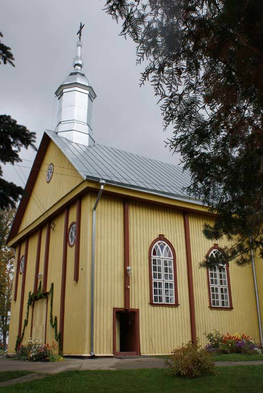 Pušaloto Šv. apaštalų Petro ir Povilo bažnyčia. Almanto Laužadžio nuotrauka, 2011 [interaktyvus]. Prieiga per internetą: https://www.miestai.net/forumas/forum/bendrosios-diskusijos/miestai-ir-architekt%C5%ABra/sakralin%C4%97-architekt%C5%ABra/7514-%E2%80%A0-pasvalio-r-ba%C5%BEny%C4%8Dios/page2?t=7269%3E