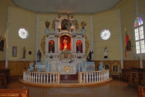 Pušaloto Šv. apaštalų Petro ir Povilo bažnyčios vidus. Almanto Laužadžio nuotrauka, 2011 [interaktyvus]. Prieiga per internetą: https://www.miestai.net/forumas/forum/bendrosios-diskusijos/miestai-ir-architekt%C5%ABra/sakralin%C4%97-architekt%C5%ABra/7514-%E2%80%A0-pasvalio-r-ba%C5%BEny%C4%8Dios/page2?t=7269%3E