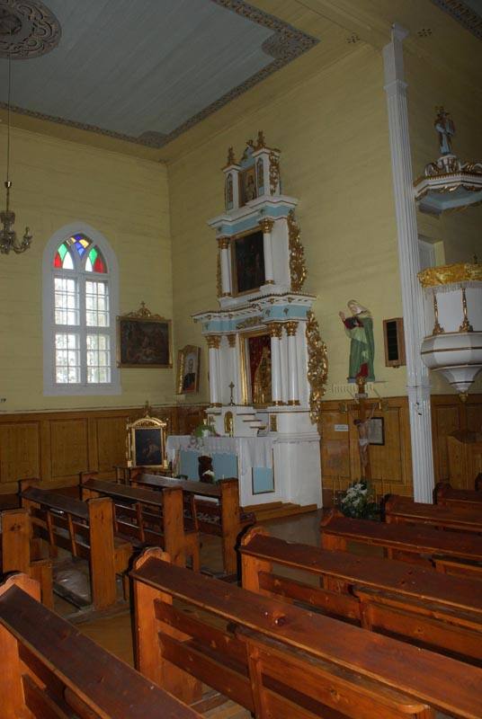 Pušaloto Šv. apaštalų Petro ir Povilo bažnyčios vidus. Almanto Laužadžio nuotrauka, 2011 [interaktyvus]. Prieiga per internetą: https://www.miestai.net/forumas/forum/bendrosios-diskusijos/miestai-ir-architekt%C5%ABra/sakralin%C4%97-architekt%C5%ABra/7514-%E2%80%A0-pasvalio-r-ba%C5%BEny%C4%8Dios/page2?t=7269%3E