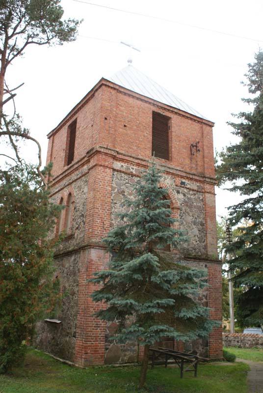 Pušaloto Šv. apaštalų Petro ir Povilo bažnyčios varpinė. Almanto Laužadžio nuotrauka, 2011 [interaktyvus]. Prieiga per internetą: https://www.miestai.net/forumas/forum/bendrosios-diskusijos/miestai-ir-architekt%C5%ABra/sakralin%C4%97-architekt%C5%ABra/7514-%E2%80%A0-pasvalio-r-ba%C5%BEny%C4%8Dios/page2?t=7269%3E