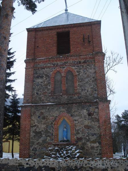 Pušaloto Šv. apaštalų Petro ir Povilo bažnyčios varpinė. Nuotrauka iš Pasvalio Mariaus Katiliškio viešosios bibliotekos Krašto kultūros dokumentavimo centro fondų, 2015