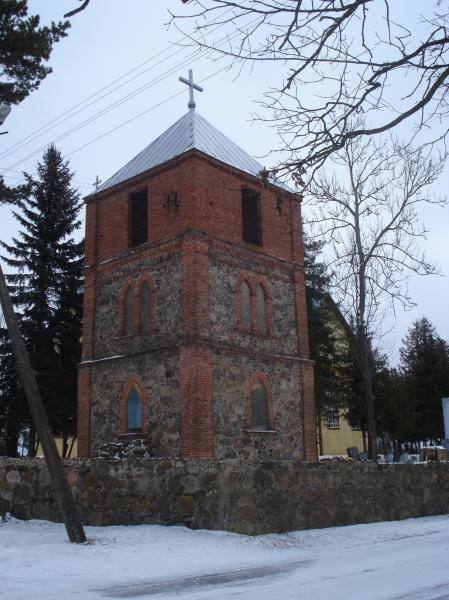 Pušaloto Šv. apaštalų Petro ir Povilo bažnyčios varpinė. Nuotrauka iš Pasvalio Mariaus Katiliškio viešosios bibliotekos Krašto kultūros dokumentavimo centro fondų, 2015
